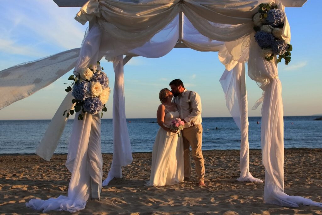 Vestuvės prie vandens – vienas geriausių pasirinkimų norintiems šventės tematiką perteikti per gyvąją gamtą. 209 - vilma wedding vestuviu planavimas planuotoja vestuves italijoje organizavimas planuotoja patarimai idejos svente santuoka-min