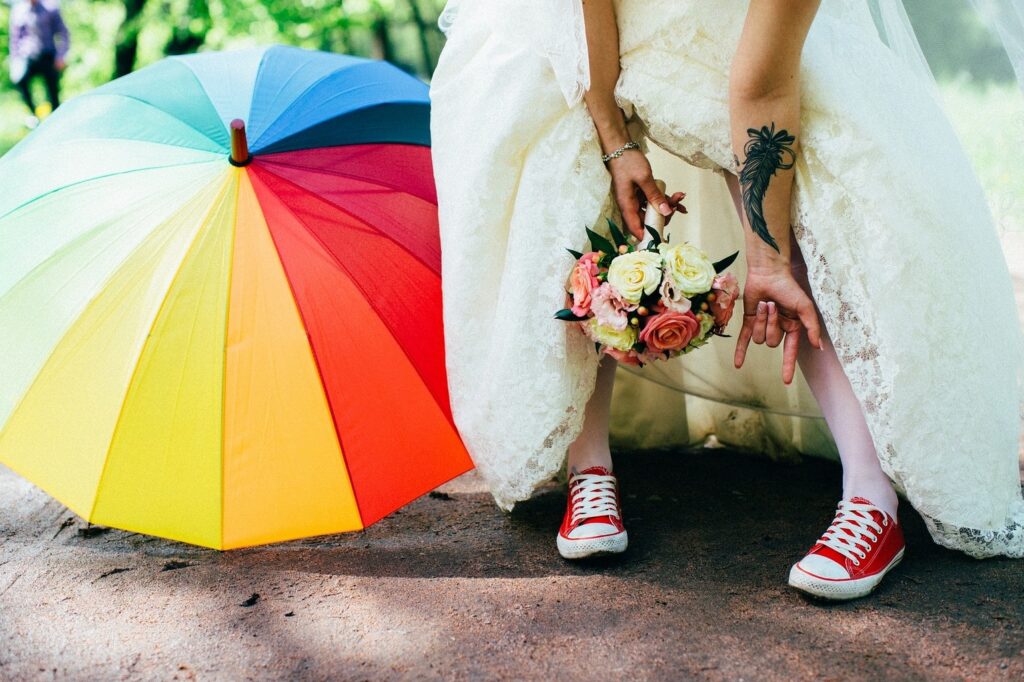 Spalvingas skėtis ne tik apsaugos nuo lietaus, bet ir galės tapti vestuvių fotosesijos akcentu. 219 - vilma wedding vestuviu planavimas planuotoja vestuves italijoje organizavimas planuotoja patarimai idejos svente santuoka-min