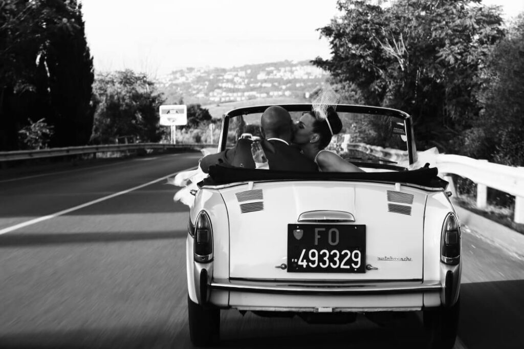jaunojo stilius automobilis - vilma rapšaitė wedding vestuviu planavimas planuotoja vestuves italijoje organizavimas planuotoja patarimai idejos svente santuoka-min