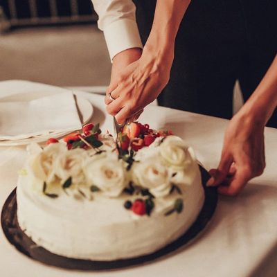 Vilma Wedding & Event Planner _ vestuvinis tortas _ vestuvių tradicijos _ Vilma Rapšaitė _ vestuvės Italijoje _ santuoka užsienyje _ 2023 2024